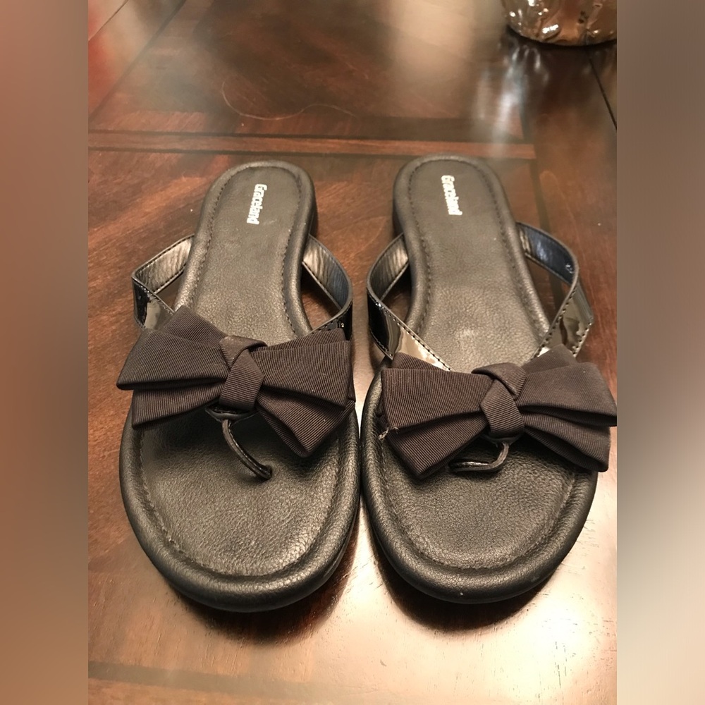 Black Flip Flops with Patent Leather Straps and Grosgrain Bows Sz 9.5